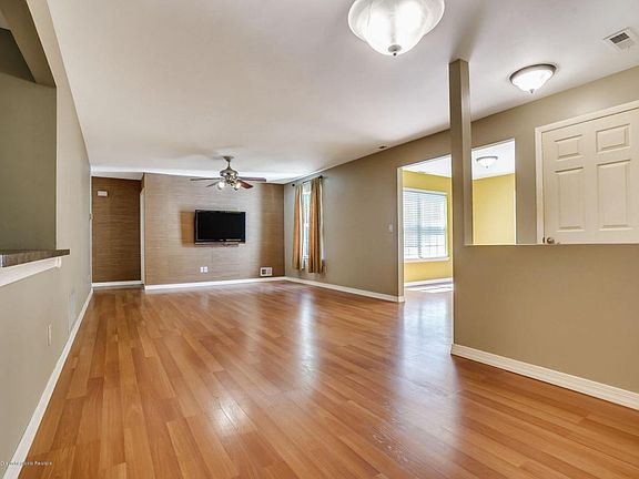 3rd image of 706-8 Zlotkin Cir