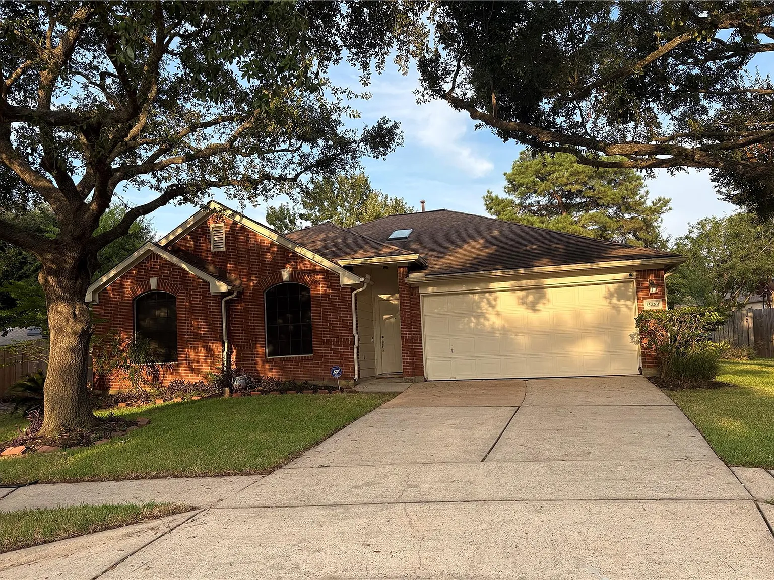 3 bed, 2.0 bath, 2025 sqft, $2,500 — Photo 2