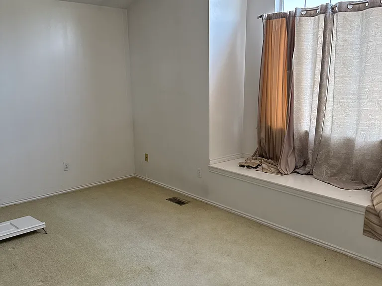 1626 E Amblewood Ln — Photo 2