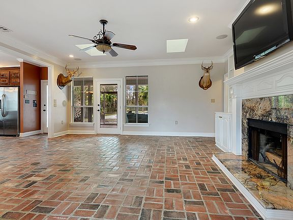 3rd image of 9925 Meadow Ln