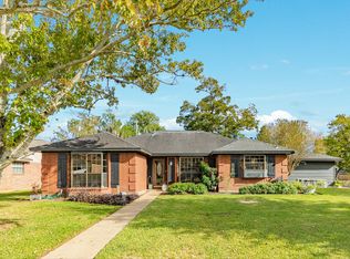 204 Sugar Cane Trce, Lake Jackson, TX 77566