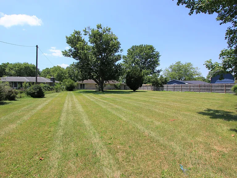 513 Thorne Dr — Photo 8