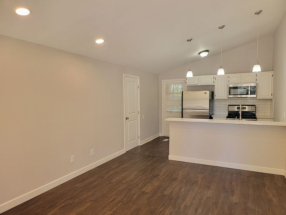 1st image of 976 McKay Dr SE