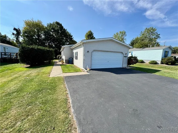 6270 Corwin Sta, Newfane, NY 14108