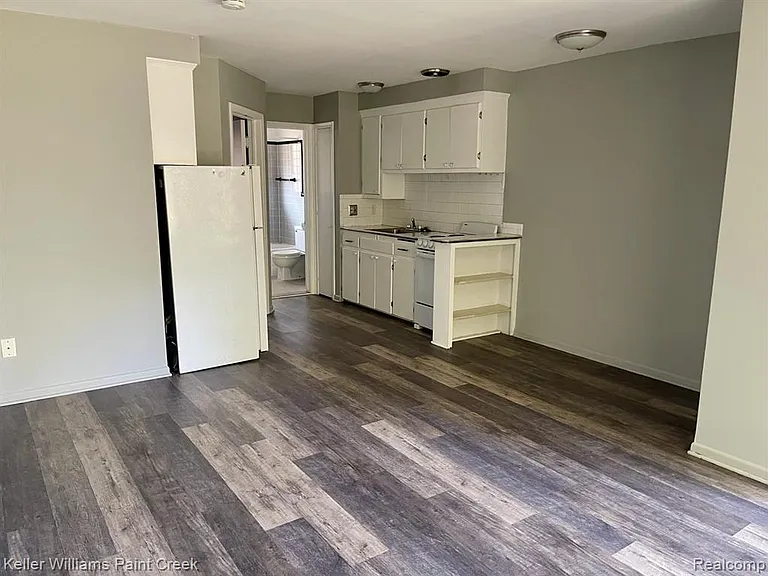 474 W Marshall St — Photo 3