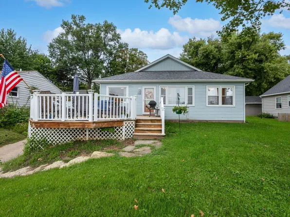 712 S Cody Rd, Le Claire, IA 52753