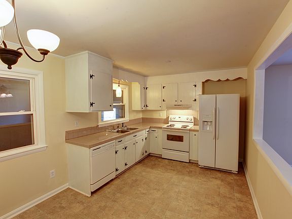 3rd image of 1331 Lynhurst Dr