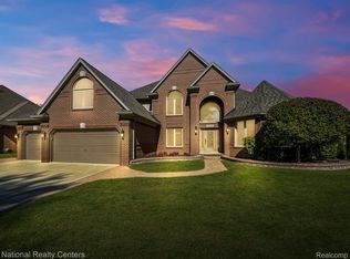 28015 Cambridge Dr, Harrison Township, MI