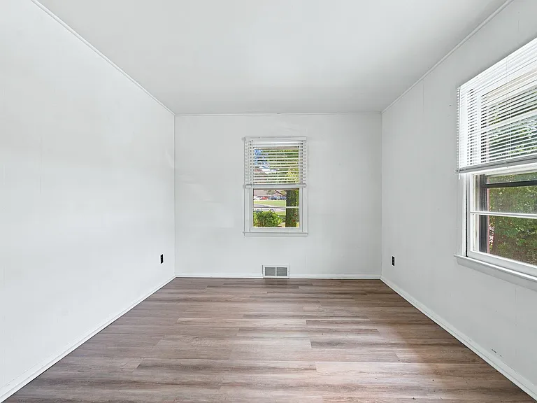 1300 Lola Ave — Photo 8