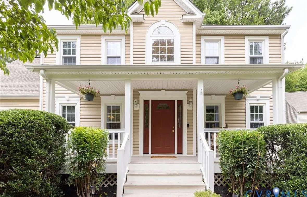 4 bed, $2,700 — Photo 1