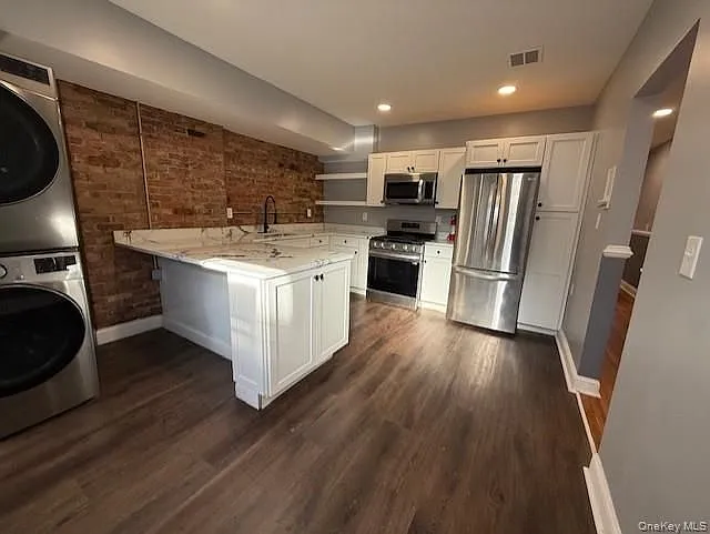 3 bed, 1.0 bath, 1100 sqft, $2,500 — Photo 4