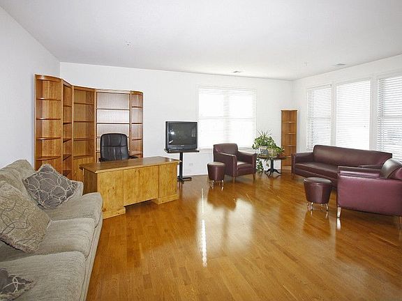 3rd image of 267 E Railroad Ave