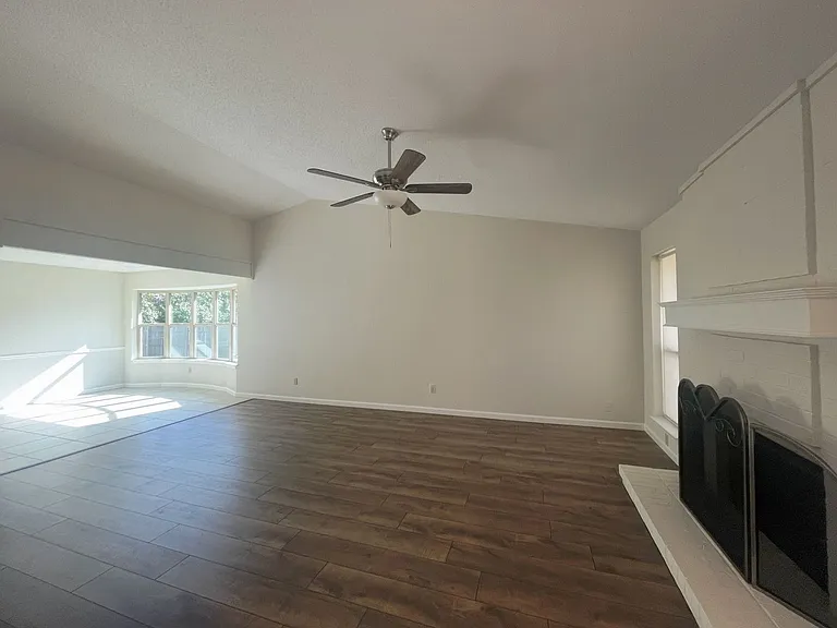 2201 Sage Ln — Photo 3