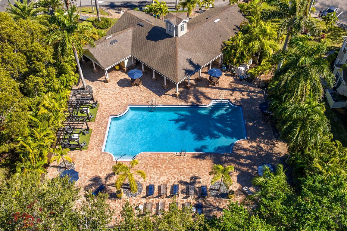 Escape the Florida heat at our resort-style pool, complete with comfortable lounge seating and tropical surroundings. Lounge in style and soak up the Florida sunshine at Meadow Lakes.