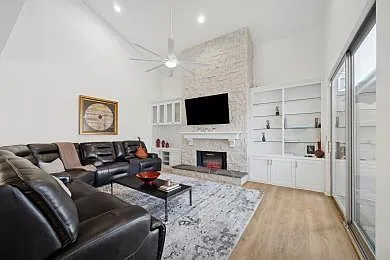 3 bed, 2.5 bath, 2056 sqft, $6,000 — Photo 2