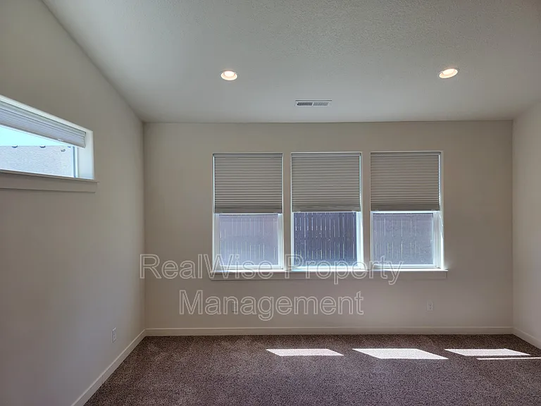 2482 NW Glen Oak Ave — Photo 10