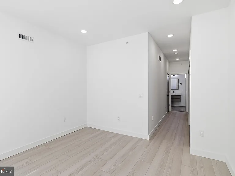 1025 W Orleans St — Photo 13