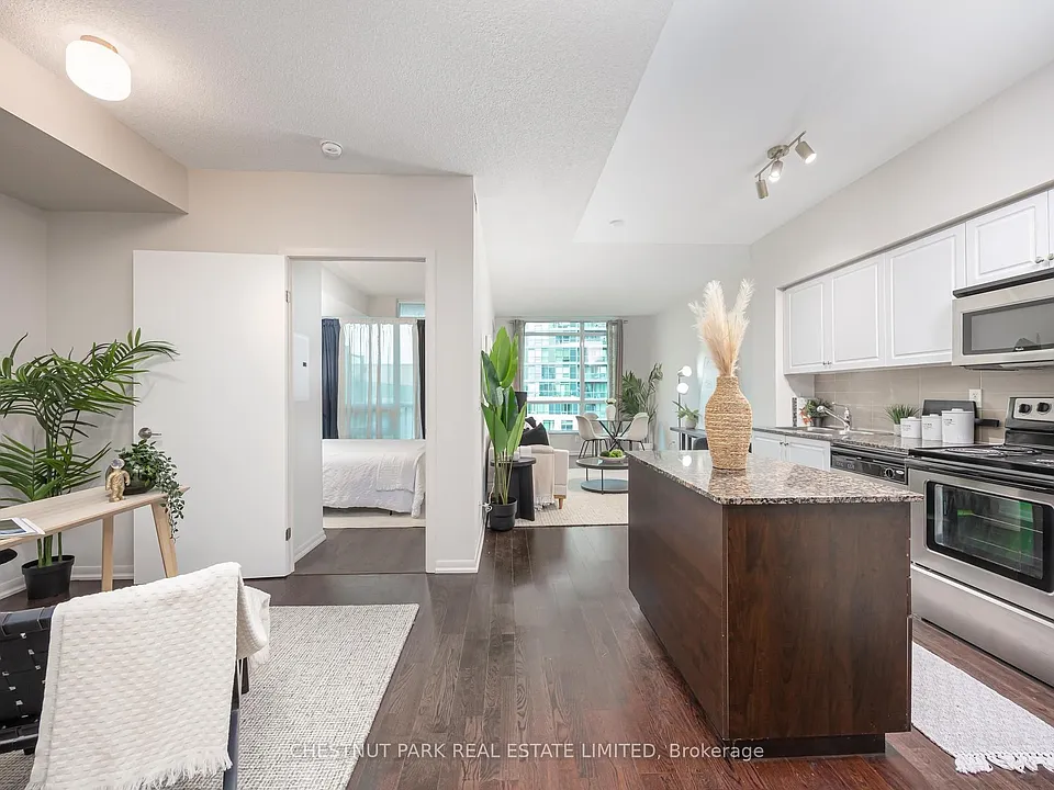 215 Fort York Blvd #808