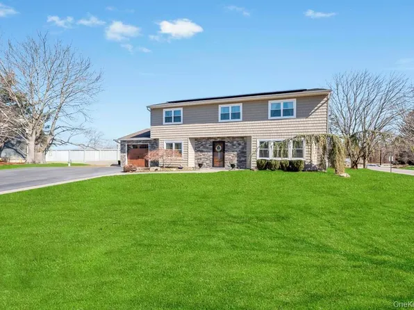 21 Burwood Lane, Coram, NY 11727