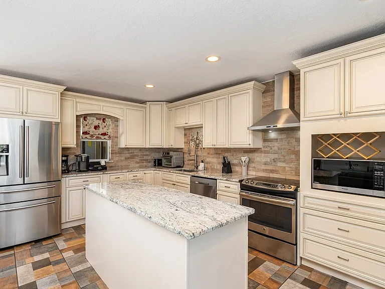 305 Sharon Dr — Photo 6