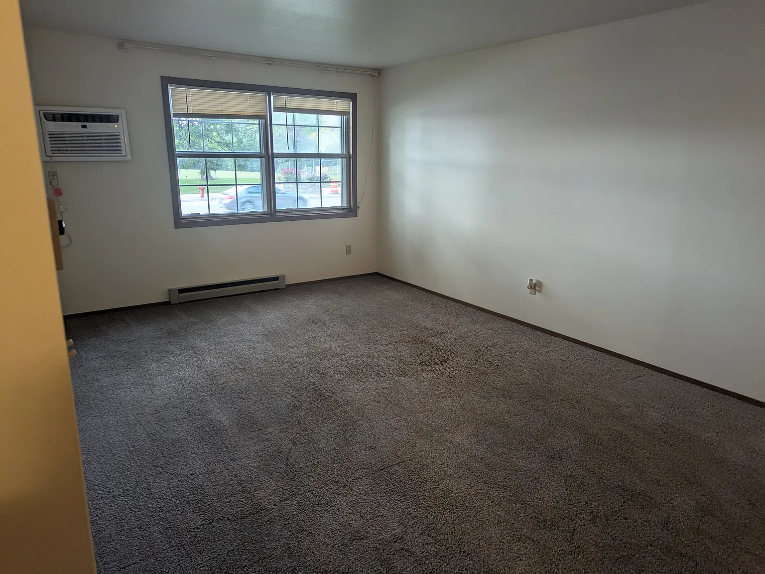 COLONIAL SQUARE APARTMENTS — Photo 3