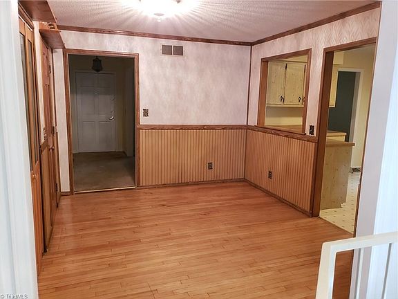 2nd image of 521 Dogwood Ct