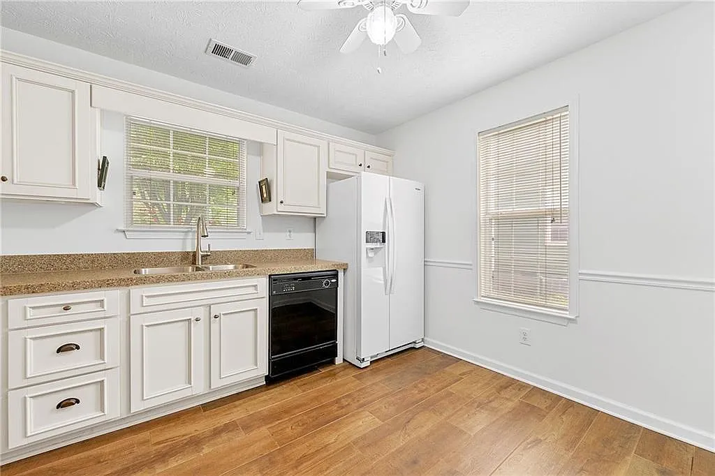 3 bed, 2.0 bath, 1549 sqft, $2,000 — Photo 3