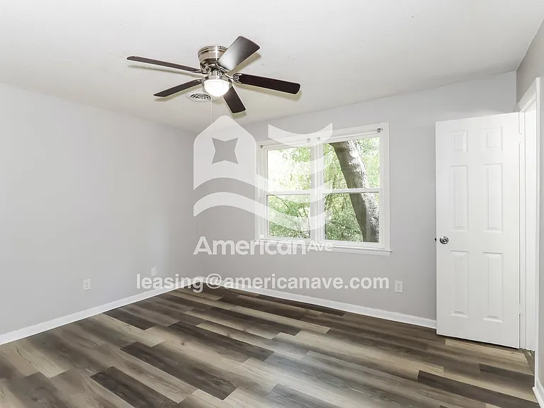 1516493_008_main_bedroom_8.jpg