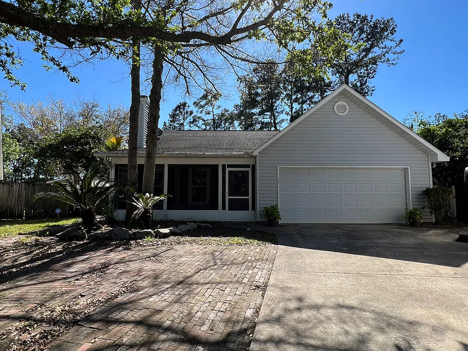104 Adams Ct