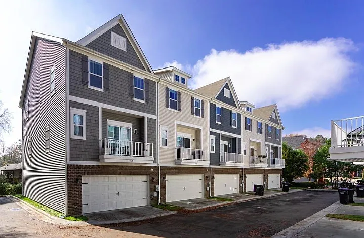 4 bed, 3.5 bath, 2071 sqft, $2,500 — Photo 3