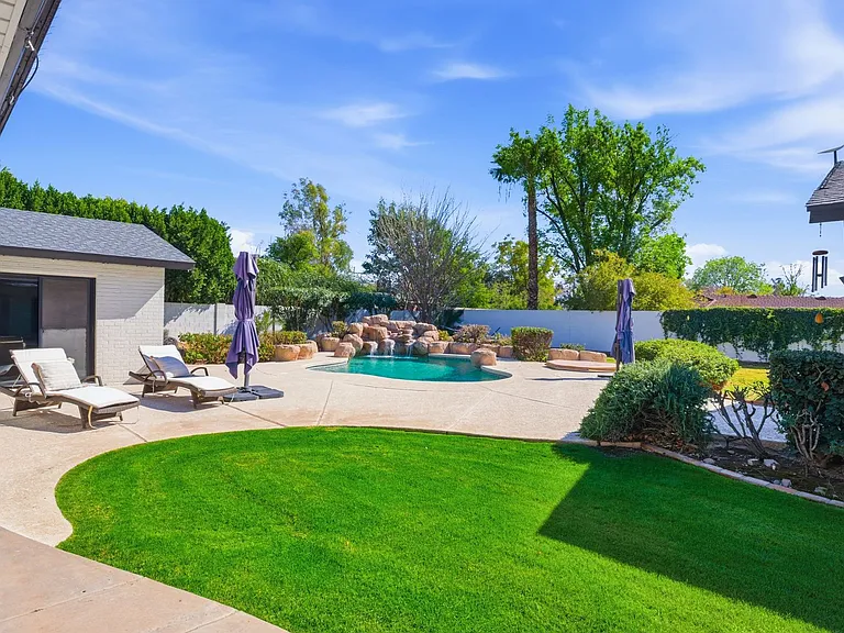 2939 N Manor Dr W — Photo 50