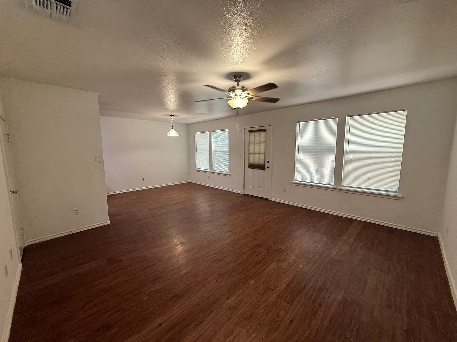 3 bed, 2.5 bath, 1400 sqft, $1,575 — Photo 2