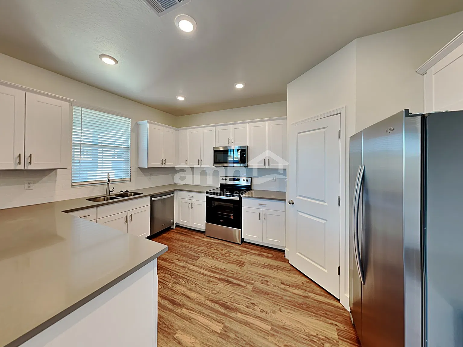 4 bed, 2.5 bath, 1912 sqft, $2,440 — Photo 2