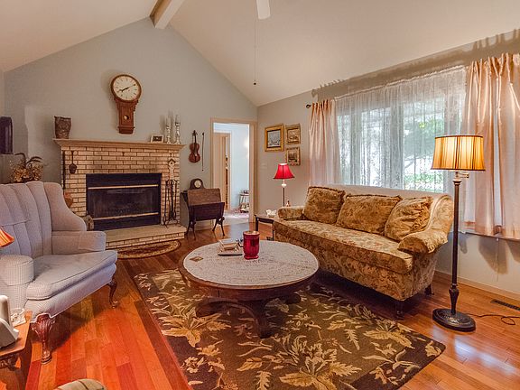 5th image of 994 Birchwood Ct