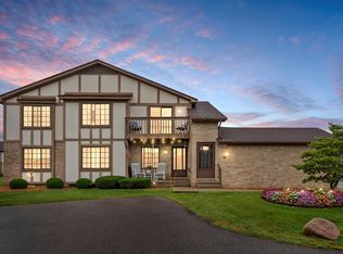 953 Country Club Dr, Saint Clair Shores, MI 48082