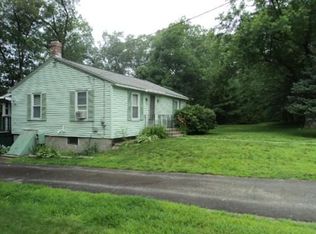 28 Amesbury St, Dracut, MA 01826