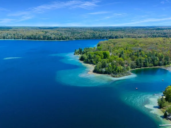 5564 Riverdale Ln, Lake Ann, MI 49650