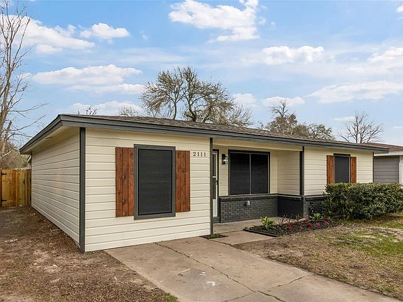 2nd image of 2111 Briar Ln