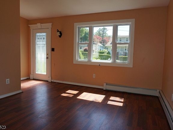 5th image of 19 Woodsedge Ave