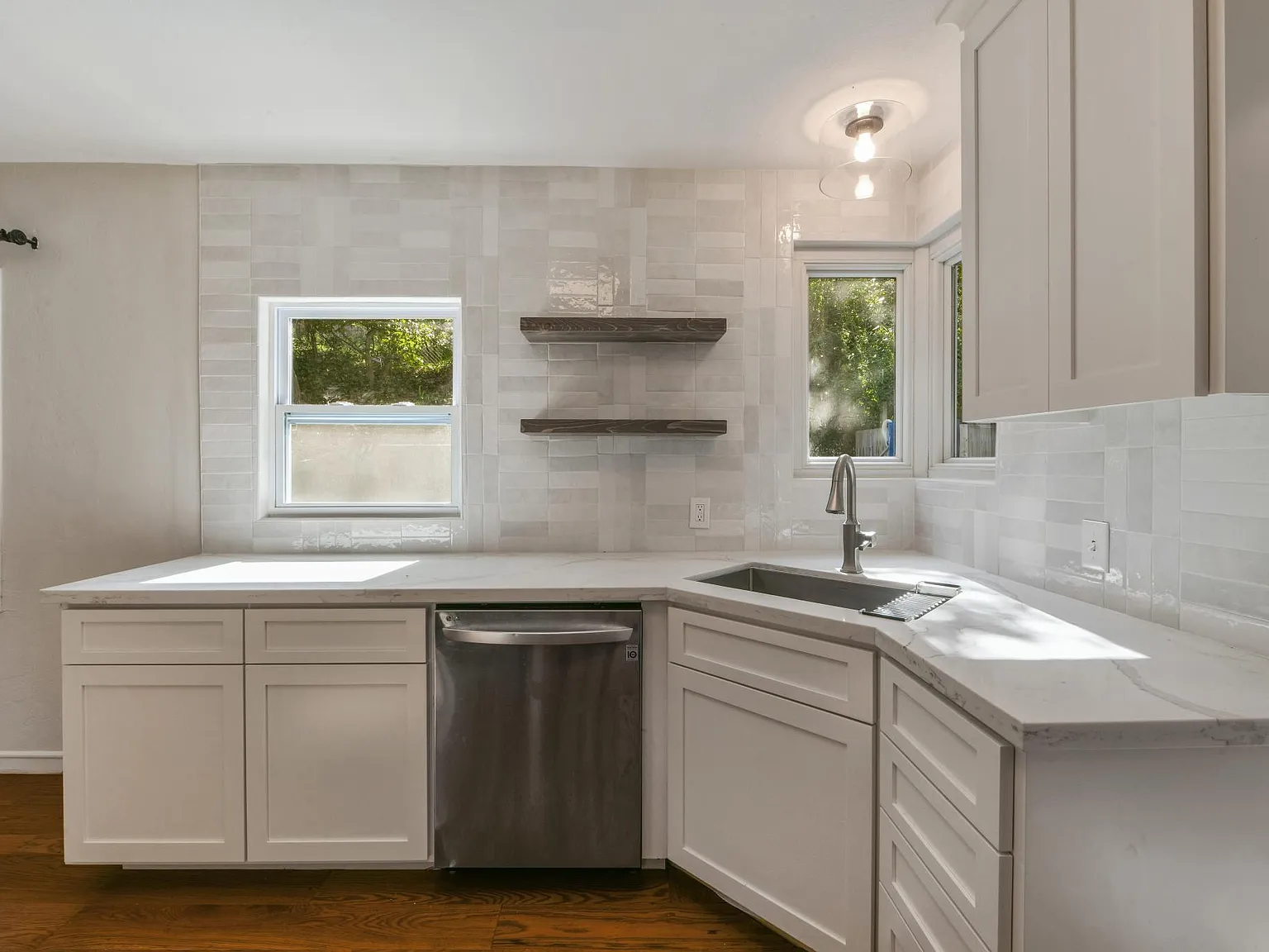 925 Hawthorn Dr — Photo 4