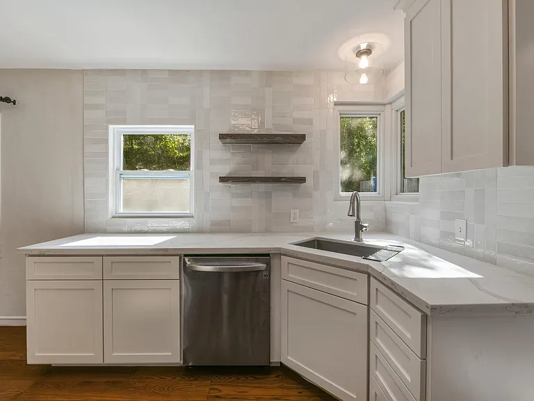 925 Hawthorn Dr — Photo 4