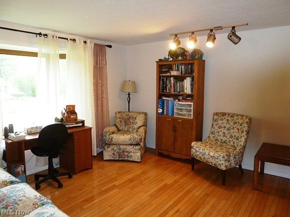 3rd image of 182 W Lincoln St