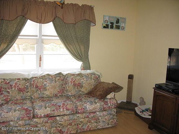 5th image of 115 Bolingbroke Ct