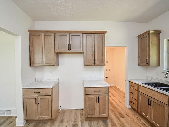 4th image of 512 W Elm St