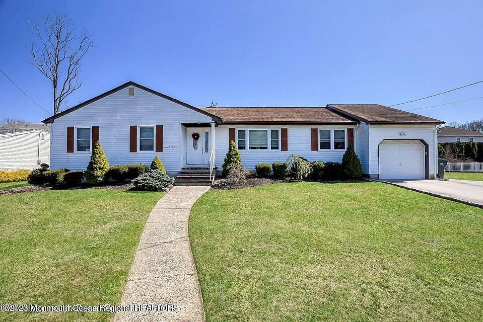 1637 Holbrook St photo 1