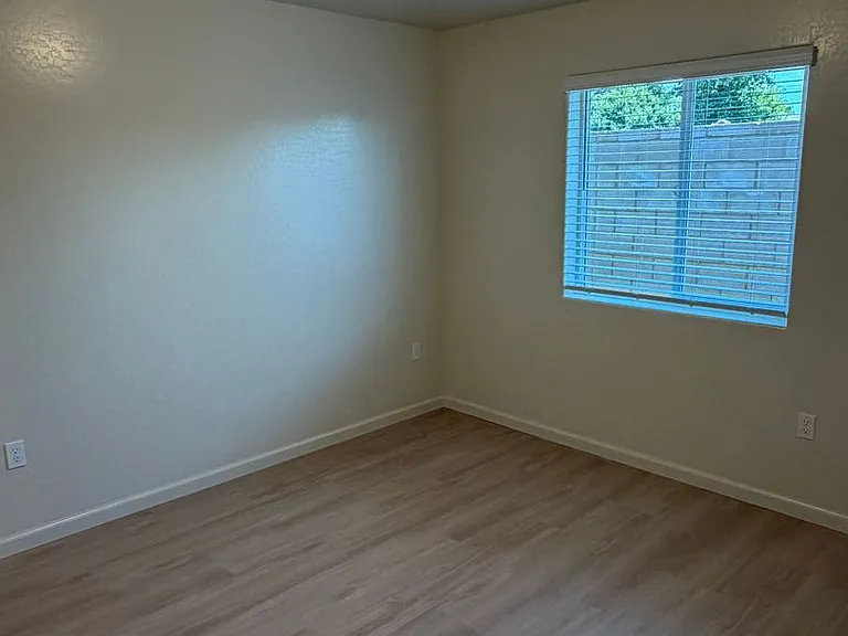 1060 Glass Ave — Photo 11
