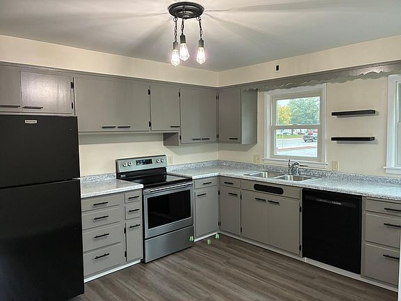 4th image of 301 W Broadway