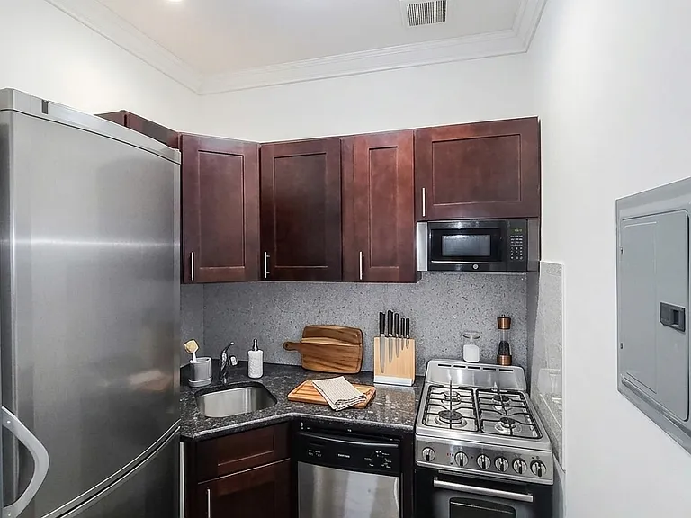 338 E 55th St #5-A — Photo 2