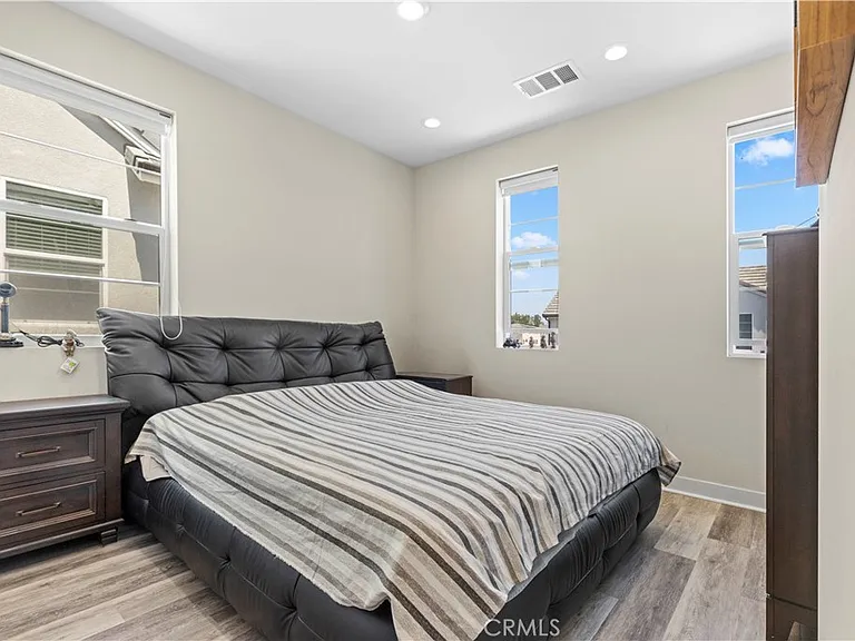 271 Newton — Photo 17