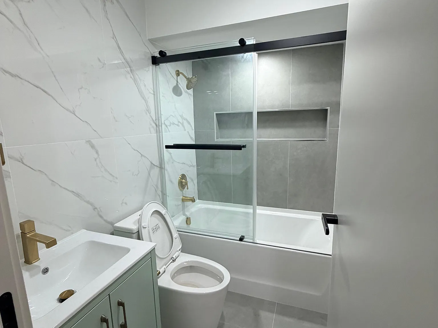 2 bed, 1030 sqft, $4,250 — Photo 2